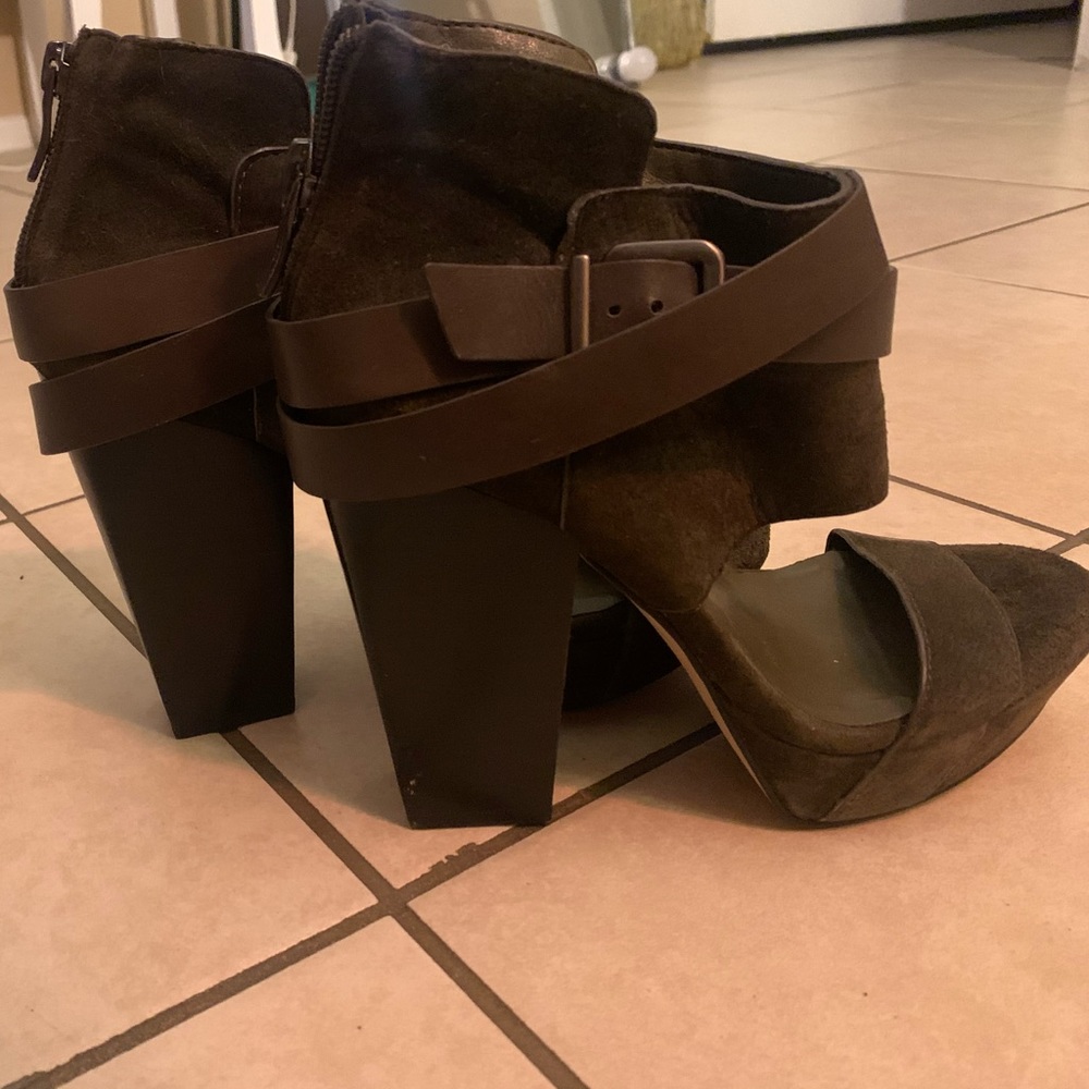 BCBGENERATION GREEN HEELS SIZE 6